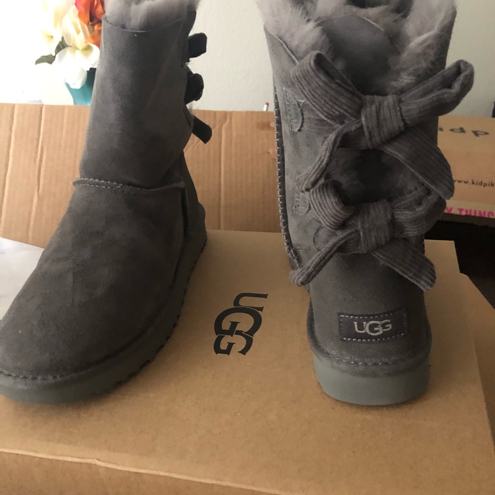 Ugg Bailey Bow size 7